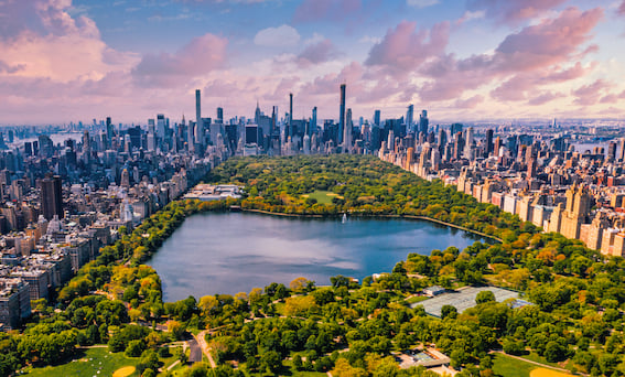 central-park-manhattan-new-york-huge-beautiful-park-surrounded-by-skyscraper-with-pond